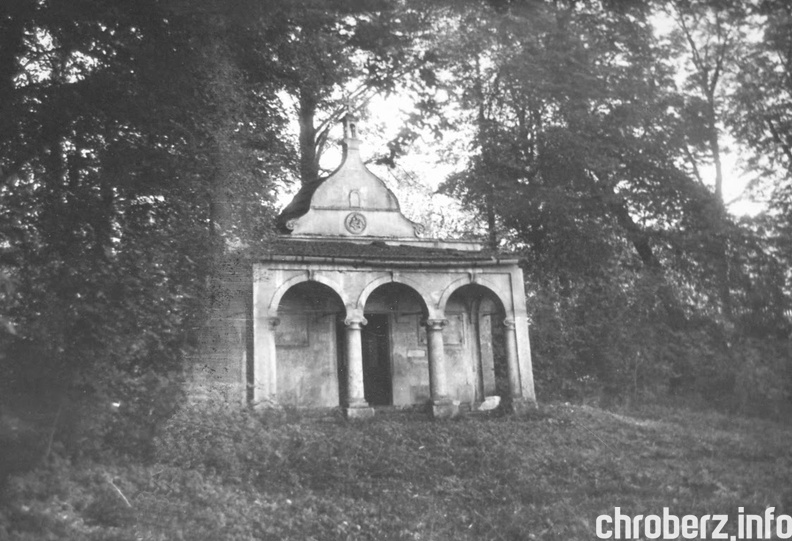 XIX wieczna kapliczka w parku chroberskim