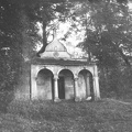 XIX wieczna kapliczka w parku chroberskim