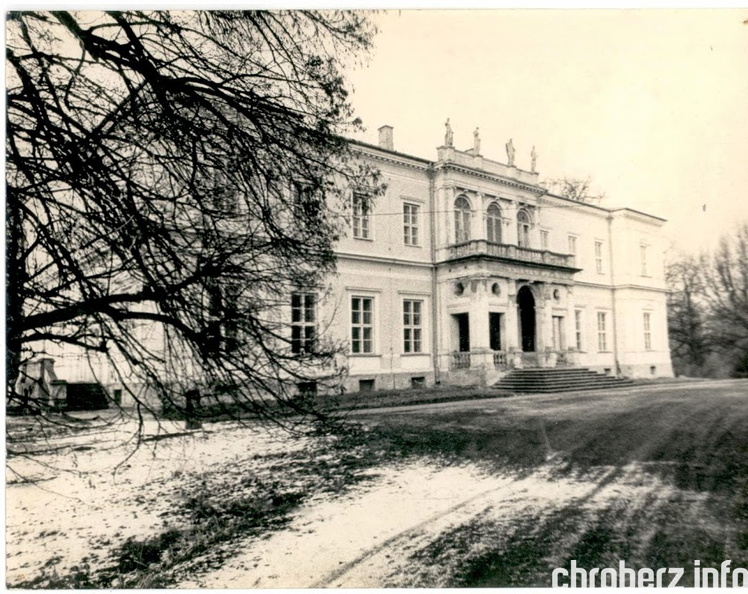 Pałac, brak daty sfotografowania, źródło - Kronika 1977-1982, ZSR Chroberz.jpg
