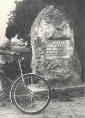Pomnik w parku. Rajd rowerowy Krzyżanowice-Gacki-Chroberz (brak daty). Źródło - Kronika 1977-1982, ZSR w Chrobrzu