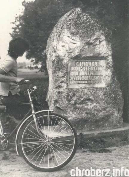 Pomnik w parku. Rajd rowerowy Krzyżanowice-Gacki-Chroberz (brak daty). Źródło - Kronika 1977-1982, ZSR w Chrobrzu