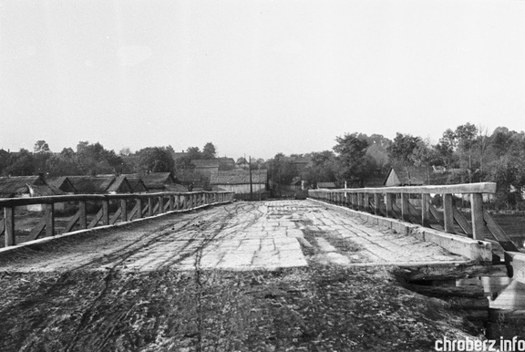 Stary drewniany most na rzece Nidzie.