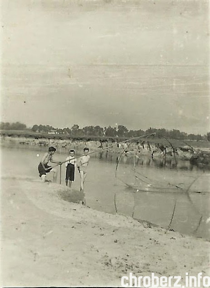 Łowienie ryb na rzece Nidzie koło Chrobrza.