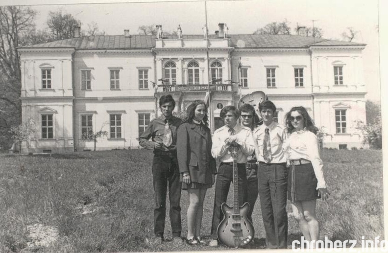 Grupa zespołu muzyczno-wokalnego przed pałacem - 1972 r.jpg