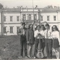 Grupa zespołu muzyczno-wokalnego przed pałacem - 1972 r