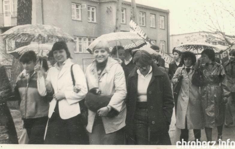 1980r., słuchaczki I-go roku Policealnego Studium Zawodowego, od lewej - A. Radwan, L.Niechciał, D. Kowalska, I.Hajduk. Źródło - Kronika 1977-1982, ZSR w Chrobrzu.jpg