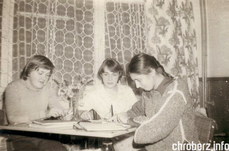 1980-81, uczennice kl. III T5, podczas nauki w internacie. Źródło - Kronika 1977-1982, ZSR w Chrobrzu.jpg
