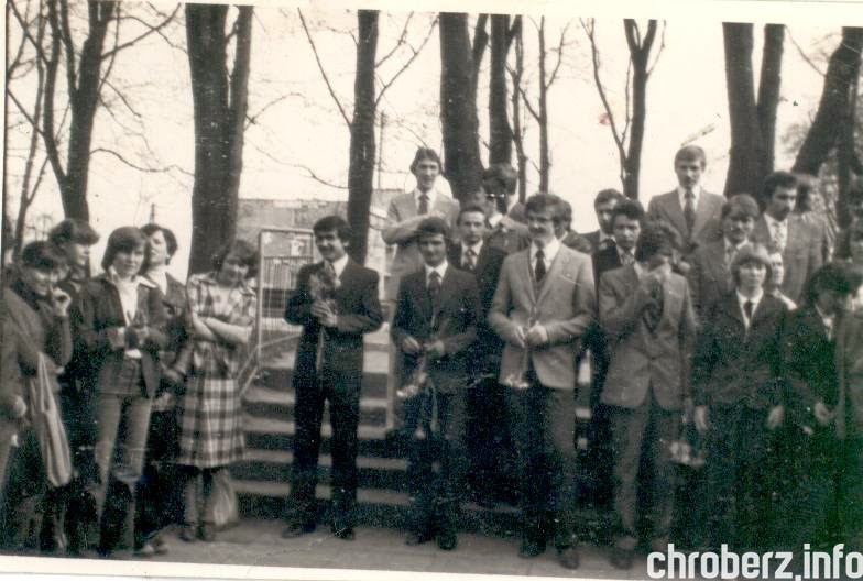 1980r., maturzyści na apelu pożegnalnym. Źródło - Kronika 1977-1982, ZSR w Chrobrzu.jpg