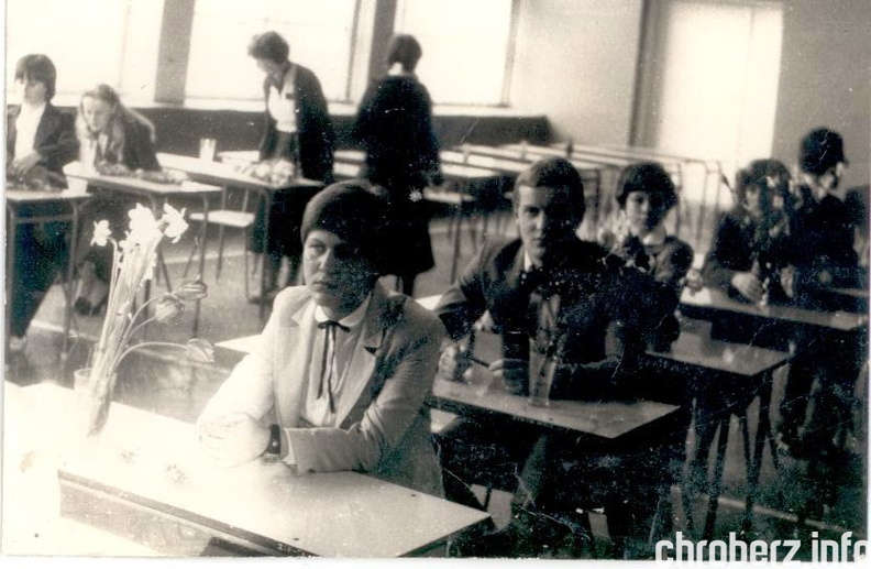 7 maja 1981r., przed egzaminem  maturalnym (Ewa Kuś, Marek Kuś). Źródło - Kronika 1977-1982, ZSR w Chrobrzu.jpg