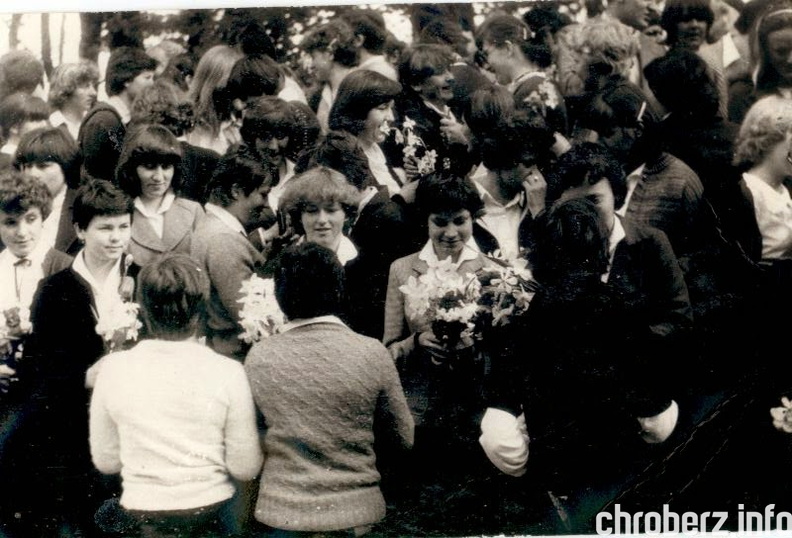 1981r., tuż przed rozpoczęciem egzaminu maturalnego.Źródło - Kronika 1977-1982, ZSR w Chrobrzu.jpg