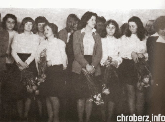 1975r., uczniowie tuż przed  rozpoczęciem egzaminu maturalnego