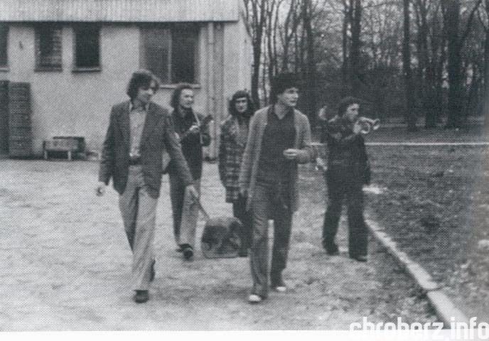 1976r., młodzież przed_ internatem technikum. Źródło - Galeria_ (przygotowanie A.S.) w publikacji-60 lat istnienia_ ZSR im. B.Chrobrego w Chrobrzu.jpg