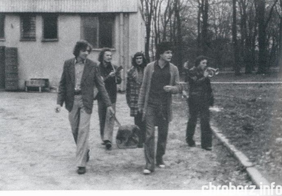 1976r., młodzież przed  internatem technikum.