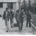 1976r., młodzież przed  internatem technikum.