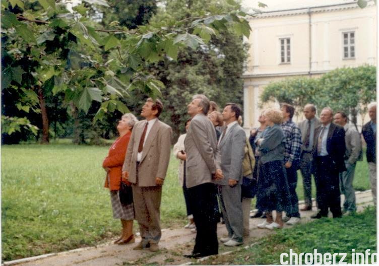 1996r., w parku. Źródło - Kronika 1996-1998, ZSR w Chrobrzu.jpg
