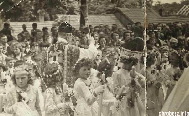 Zdjęcie z I Komunii Świętej w kościele parafialnym w Chrobrzu (dwie klasy wtedy przystąpiły do sakramentu - z rocznika 1957 i 1958). Rok 1966. Zdjęcie wykonane spod ołtarza w tzw. ogrójcu. W tle widać dachy budynków, które stały na obecnym parkingu od strony plebani. (arch. S.Konieczna) (Zdjęcie w trakcie identyfikacji, jeśli posiadasz jakąś informację na temat zdjęcia proszę o kontakt redakcja@chroberz.info) konieczna2.jpg