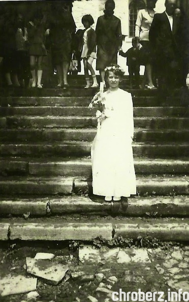 Małgorzata Karbowniczek - I Komunia Święta na schodach przed kościołem w Chrobrzu. Rok 1970. (arch. Małgorzata Judasz) k1970.jpg