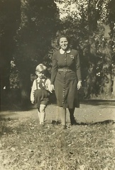Zdjęcie wykonane w parku w Chrobrzu 08.09.1942r.