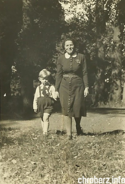 Zdjęcie wykonane w parku w Chrobrzu 08.09.1942r.