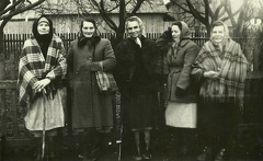 Kobiety czekające na przyjazd kolejki na stacji w Chrobrzu. 
