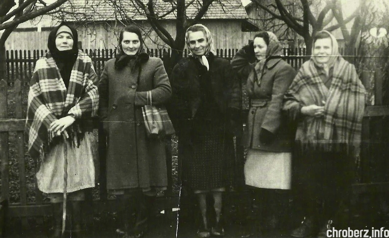 Kobiety czekające na przyjazd kolejki na stacji w Chrobrzu. 