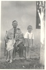 1953 dziadek z wnukami pod jabłonką