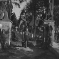 Zdjęcie wykonane przed zachodnią bramą cmentarza w Chrobrzu