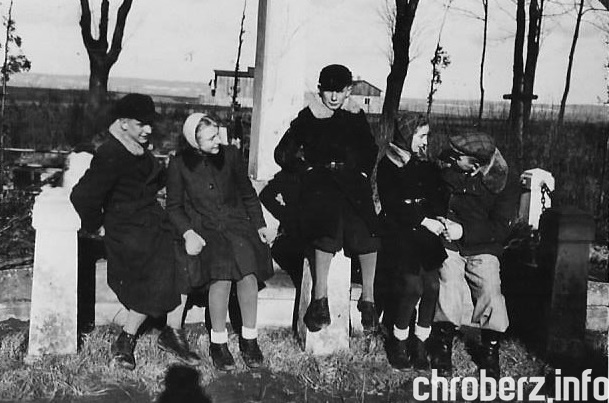 Nastolatki z Chrobrza, rok około 1942.