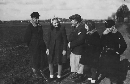 Nastolatki z Chrobrza rok 1941 lub 1942