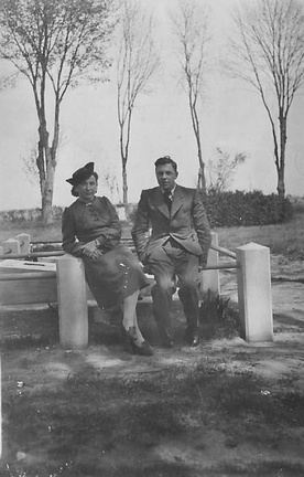 Zdjęcie wykonane w 1942 roku przed grobowcem Wielopolskich
