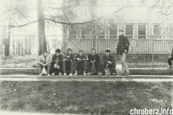 Uczniowie SP Chroberz przed wyjazdem na zawody sportowe.