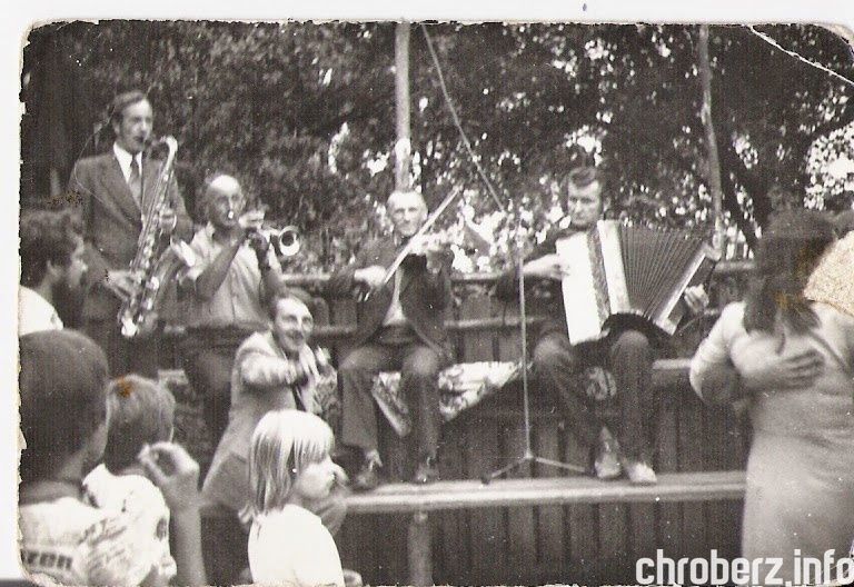 Trzeci od lewej (na skrzypcach) Stanisław Mucha z Lubowca, na harmonii Kazimierz Krawczyk z Niegosławic.