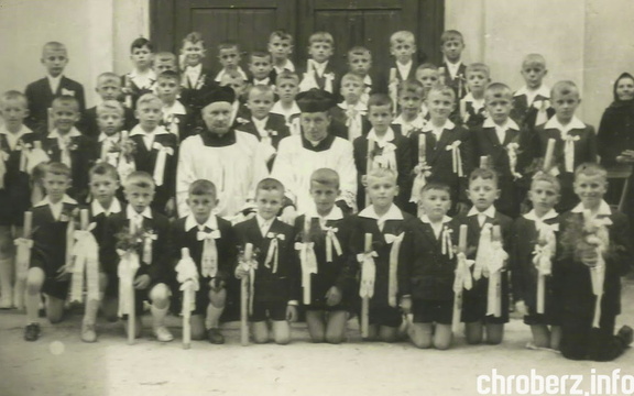 Dzieci przystępujące do I Komunii Świętej w Pełczyskach. Rok 1964.