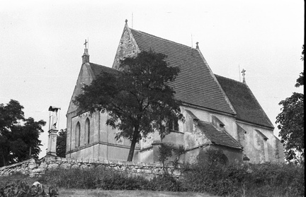 XV wieczny kościół św. Bartłomieja w Chotelu Czerwonym.