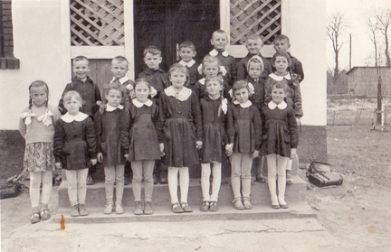 Uczniowie SP Złota na tzw. katechezie około 1963r.