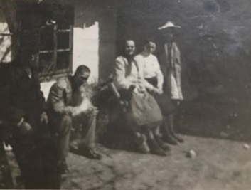 Tak i na pierwszym zdjęciu od lewej mój prapradziadek Jan dobaj(ojciec Jana dobaj w białych spodniach )natomiast trzecia od lewej jego żona Marianna dobaj(baranska).jpg